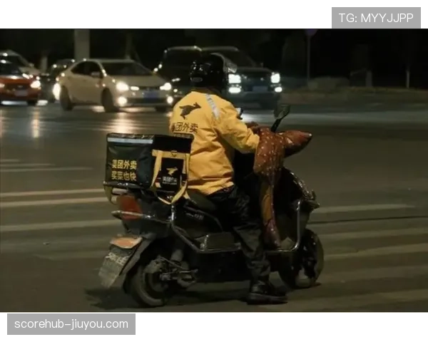 石智勇抱着外卖穿过一排豪车,画面像是两个世界撞了个满怀 石智勇抱着外卖穿过一排豪车,画面像是两个世界撞了个满怀